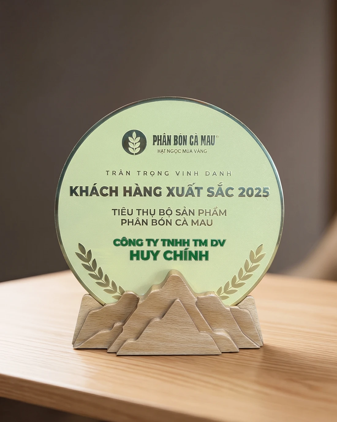 Cúp vinh danh khách hàng - Đế gỗ, mặt đồng ăn mòn