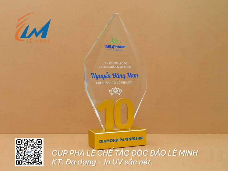 Cúp pha lê chế tác độc đáo