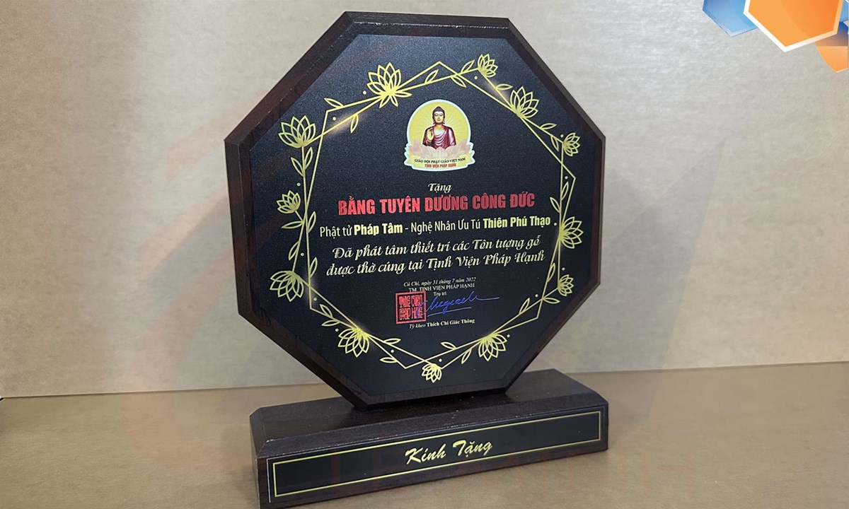 BIỂU TRƯNG BÁT GIÁC ĐỂ BÀN