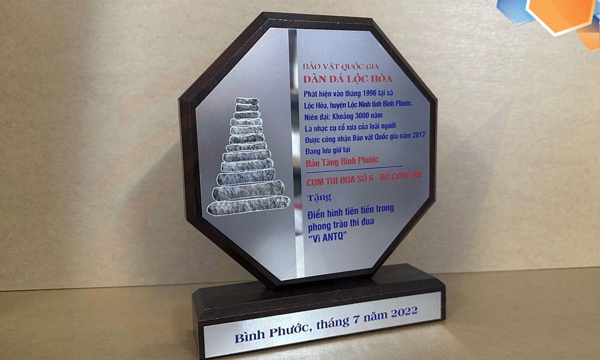 BIỂU TRƯNG BÁT GIÁC ĐỂ BÀN